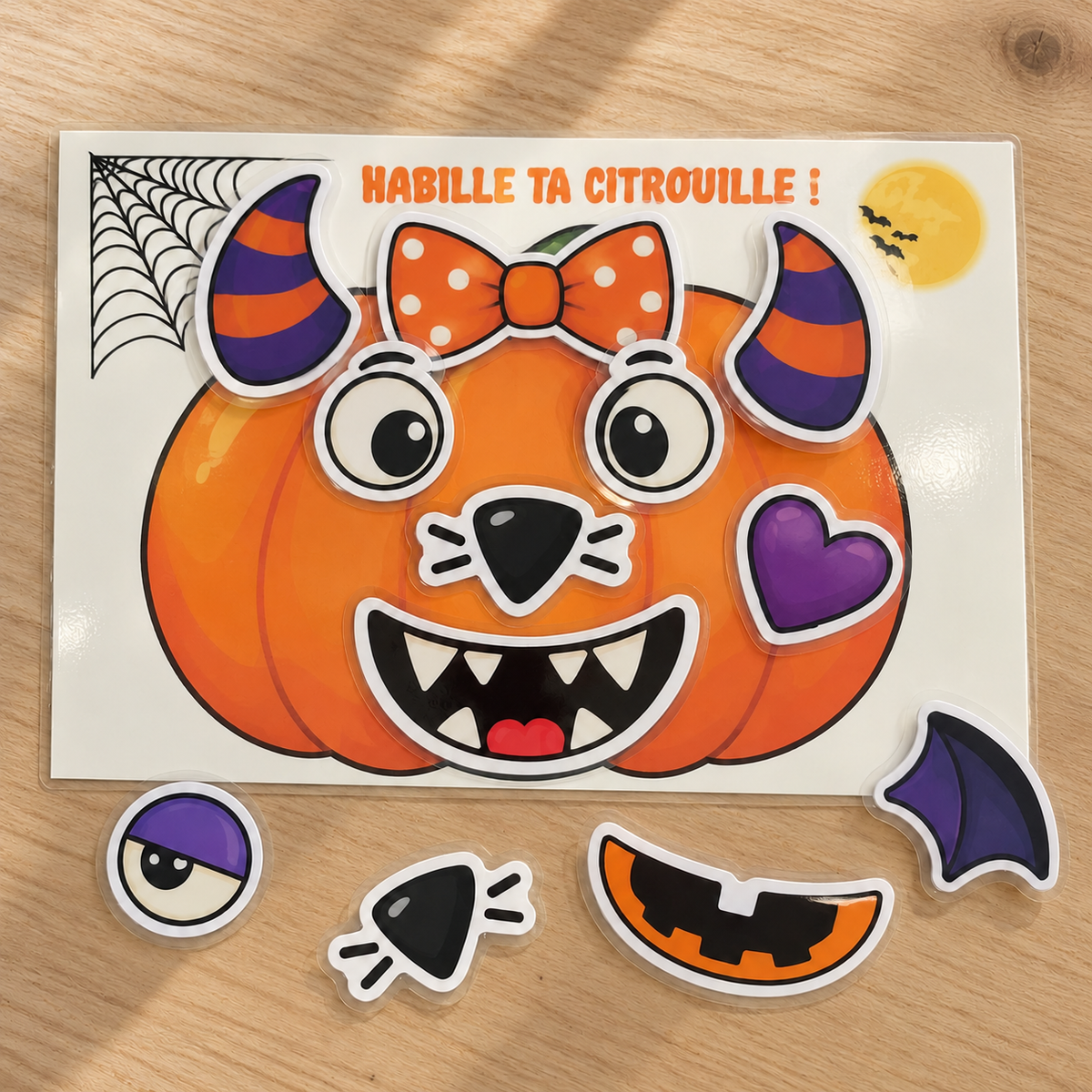 Vue d’ensemble du jeu de citrouille Halloween sur une table en bois clair