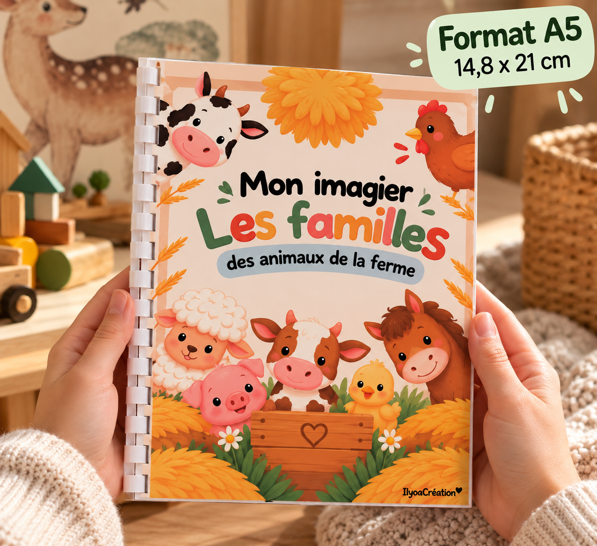 Imagier physique A5 tenu en main, reliure blanche et logo IlyoaCréation