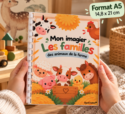 Imagier physique A5 tenu en main, reliure blanche et logo IlyoaCréation