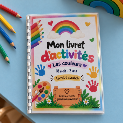 Livret d’activités Les couleurs A5, sur une table bleu clair avec crayons de couleur