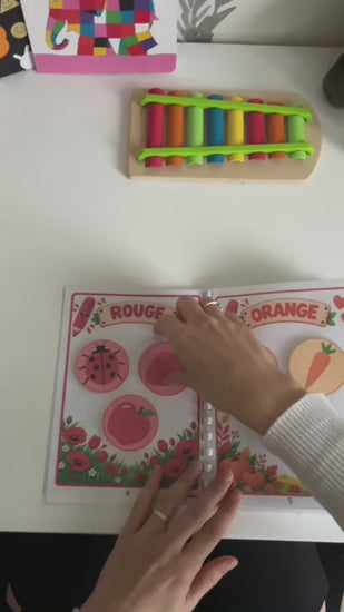 Démonstration du livret Les couleurs : associer les pièces à scratch aux pages de couleur.