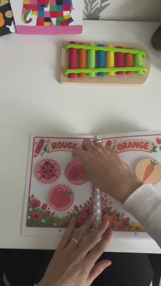 Démonstration du livret Les couleurs : associer les pièces à scratch aux pages de couleur.